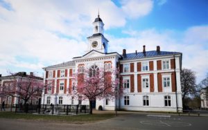 St Thomas skola - Ligger mitt parken med ett klocktorn.