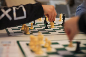 En bild från schackklubben som hålls varje måndag & torsdag på fritidshemmet på Sankt Thomas skola.